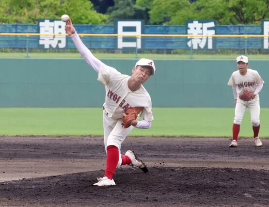 糸魚川－柏崎常総　３回投げ、無失点に抑えた糸魚川の先発山岸宥稀＝柏崎市佐藤池