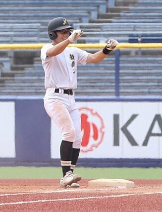 新津工－東京学館　二回、新津工の齋藤晴真が適時打を放ち、３－０＝エコスタ