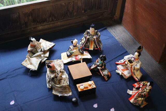 囲碁を楽しむ五人囃子や随臣など=新潟市秋葉区小須戸