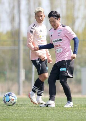 Ｊ２新潟　百年構想第１１節前日　復帰を目指して調整に励むＭＦ星雄次（手前）と、前節で今季初アシストを決めたＭＦシマブクカズヨシ＝２０２６年４月１７日　聖籠町の専用練習場