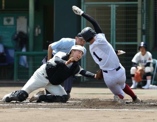 新潟工－新発田　２回１死二、三塁、新発田の三走・川邊希星の本塁突入を阻止する新潟工の捕手坂井東吾＝三条パール金属スタジアム