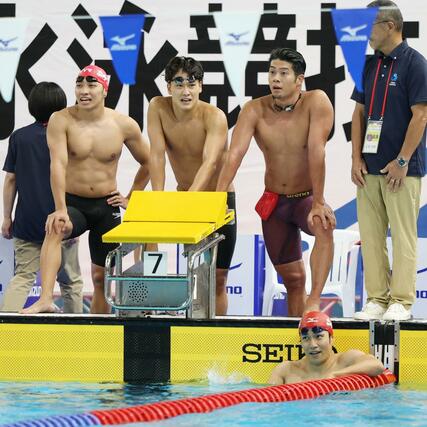 成年男子Ａ４×１００メートルメドレーリレー　悔しそうに記録を確認する５位の新潟チーム＝滋賀県草津市
