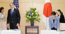 べセント米財務長官(左)と高市首相=12日午後、首相官邸