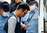 　送検のため栃木県警下野署を出る渡辺昌英容疑者＝２９日午前７時５６分