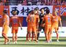 新潟-横浜FC 4試合ぶりの勝利を喜ぶ新潟の選手たち=デンカビッグスワン