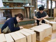 加茂市伝統「桐たんす」次代へつなぐ新たな担い手に期待！地域おこし協力隊の若者2人、働きながら技術を学ぶ