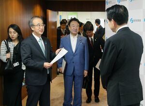 メタンハイドレートの開発促進を武藤容治経済産業相(右)に要望する花角英世知事(左)=5月19日、東京・霞が関