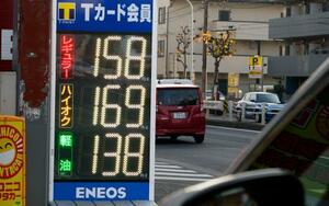 レギュラーガソリンが1リットル当たり158円と表示された東京都内のガソリンスタンド。経産省が発表した1日時点の全国平均小売価格は約4年ぶりの安値となった=3日午後