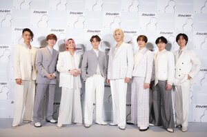 『Snow Man 1st POP-UP』東京開催記者発表に登壇した（左から）岩本照、深澤辰哉、佐久間大介、渡辺翔太、ラウール、向井康二、宮舘涼太、阿部亮平