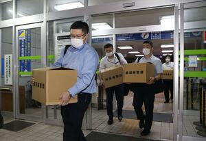 新潟県新発田地域振興局の家宅捜索を終え、押収した資料などを運び出す県警捜査員=9月20日午後11時過ぎ、新発田市豊町3