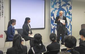 シベリア抑留の体験を語る西倉勝さん(右)=東京