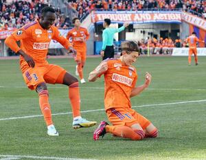 新潟－札幌　前半ロスタイム、２点目を決め、喜びを爆発させるＭＦ太田＝ビッグスワン