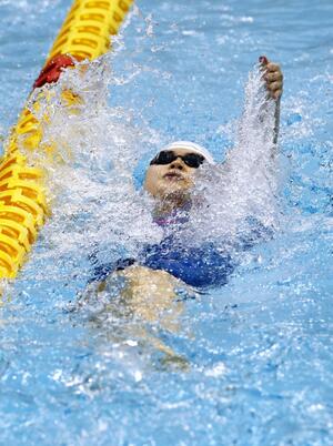 女子100メートル背泳ぎ(視覚障害S11)決勝 力泳する石浦智美=横浜国際プール