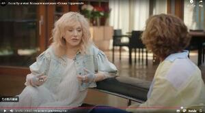 インタビューに応じるアーラ・プガチョワさん(左)(ロシア人記者カテリーナ・ゴルデエワさんのユーチューブチャンネルから・共同)