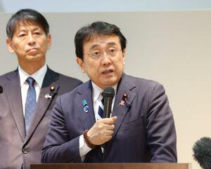 柏崎刈羽原発の視察と知事らとの面談を終え、報道陣の取材に応じる赤沢亮正経済産業相（右）。左は山田賢司副大臣＝４月２５日、柏崎市