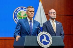 記者会見するダフィー米運輸長官(左)ら=5日、ワシントン(ゲッティ=共同)