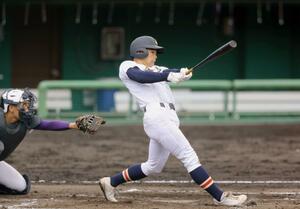 日本文理-東京学館 八回、宇野純平がソロ本塁打を放ち、1-0=長岡市悠久山(長岡支社・芳本卓也)