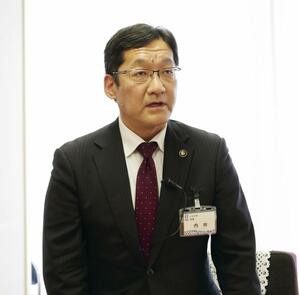 福島県いわき市役所で、給食赤飯の廃棄について説明する内田広之市長＝１６日午後