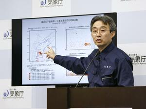 記者会見する気象庁の担当者＝２７日午前８時３分、気象庁