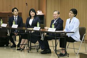 意見発表会に臨む(右から)中村真衣、佐藤信秋、安田佳世、市川恭嗣の各氏=8月10日、新潟市中央区