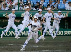 県岐阜商―横浜 タイブレークの11回裏、サヨナラ打を放ち、喜ぶ坂口(手前)ら県岐阜商ナイン=甲子園