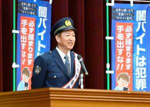愛知県警小牧署の一日署長に就任し、高校で講話する立浪和義さん=15日午前、小牧市