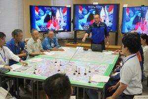 阿波おどりの開催期間中に南海トラフ巨大地震が発生した際の避難手順を確認するため、実施された図上訓練=6日午後、徳島市役所