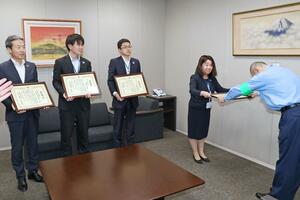 感謝状を受け取る第四北越銀行長岡本店営業部の従業員ら=長岡市大手通2