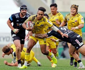 BR東京―東京SG 前半、突進する東京SG・松島(中央)=秩父宮