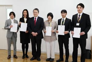 委嘱状を手にする地域おこし協力隊員。関口芳史市長に抱負を述べた=十日町市役所