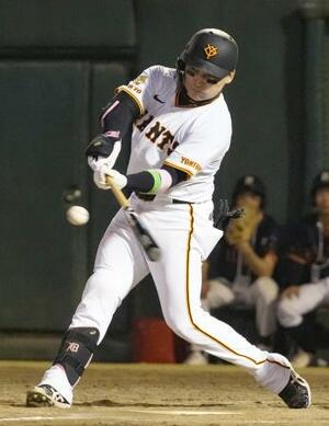 9回巨人1死一、二塁、丸が右中間に逆転サヨナラ2点打を放つ=ヤマリョー山形