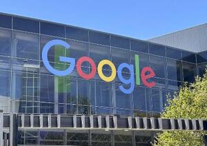 米グーグル本社のロゴ=2024年8月、カリフォルニア州マウンテンビュー