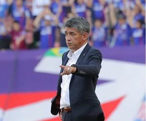 指揮を執る吉永監督=6月1日、ビッグスワン