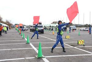 高速道での事故対応技術を競った交通規制競技大会＝阿賀野市久保
