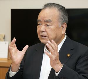 インタビューに答える元公明党国対委員長の漆原良夫さん