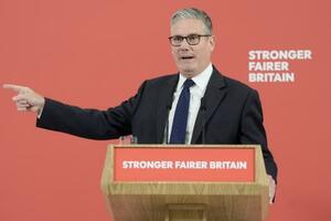 　３０日、英南部で演説するスターマー首相（ＡＰ＝共同）