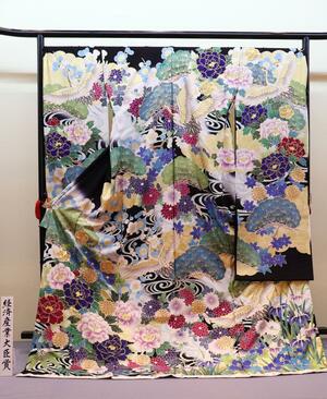 経済産業大臣賞に選ばれた吉澤織物の「特選手描振袖　吉祥絢爛大和絵襖絵図」