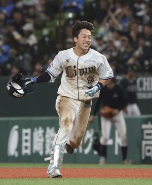 １０回、サヨナラ打を放ち喜ぶ西武・滝澤夏央＝ベルーナドーム