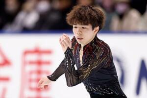フィギュアスケートのNHK杯で2位に入った佐藤駿=8日、東和薬品ラクタブドーム