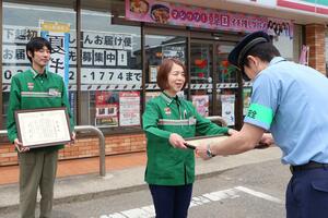 特殊詐欺被害防止で感謝状を贈呈される副店長の小田島志乃さん（中央）＝新潟市西蒲区松野尾