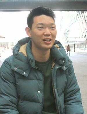 新潟日報の取材を受ける川上拓斗審判員＝２０２２年