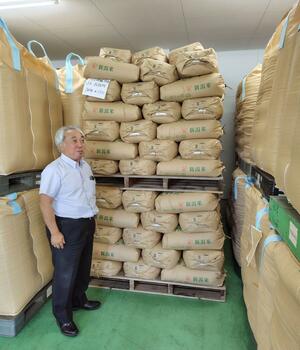 県産米が積まれる星山米店の倉庫。昨年、取引先からの要望を受けベトナム産米を輸入した=新潟市北区