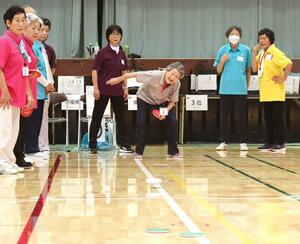 声をかけ合いながらカーリンコンの試合を楽しむ出場者ら=新潟市中央区一番堀通町