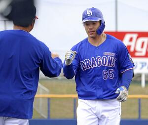 シート打撃で左中間二塁打を放った中日・知野＝北谷