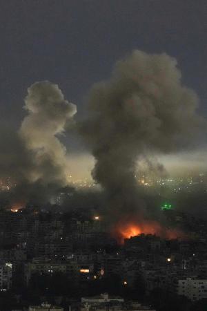 イスラエルの空爆を受けて上がる炎と煙=11日、レバノン・ベイルート南部(AP=共同)