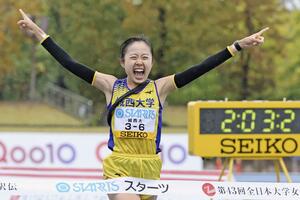 1位でゴールする城西大のアンカー・金子陽向=弘進ゴムアスリートパーク仙台