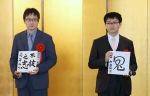 対局前日のトークイベントに臨んだ永瀬拓矢王座（右）と山崎隆之八段＝８月１８日、新潟市中央区