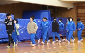 新潟アルビレックスRCの平野翔大選手(左)から走り方を学んだ刈羽中の1年生=刈羽村刈羽