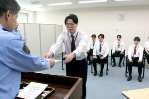 交通安全サポーターの任命書を受け取る新潟大の学生ら＝県警本部