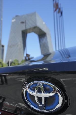 　北京市内に止められた車両に付けられているトヨタ自動車のロゴマーク＝２０２５年９月（共同）